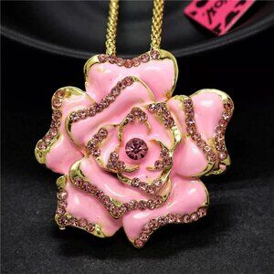 Pretty Rose Embellished crystal design pendant charm goldtoned necklace